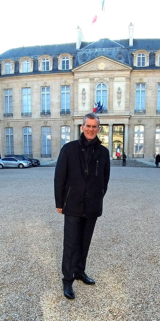 photo de jean-paul leveaux devant le palais de l'Elysée