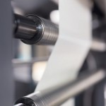 passage de papier entre rouleaux.